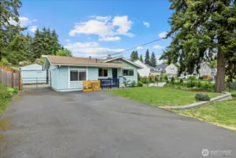 Large driveway with possible RV parking