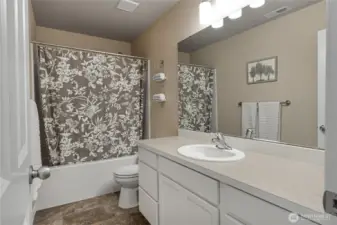 Full bath upstrairs