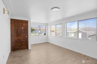 Extra office/bedroom/den