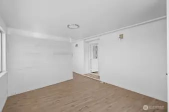 Extra office/bedroom/den