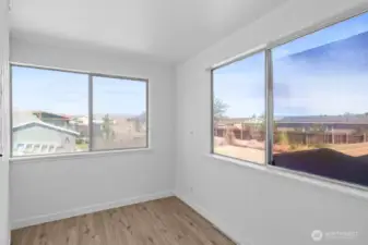 Extra office/bedroom/den