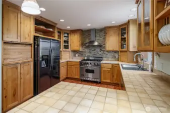 Well-appointed kitchen, lots of storage with many pull out shelves.