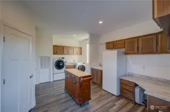 huge laundry- mud room 2i