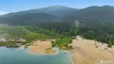 Lake Cle Elum offers beach access for a perfect day of relaxation or play.