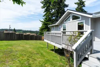 30FT BACK DECK AND Yard