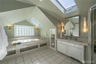 Primary Bathroom, jacuzzi tub