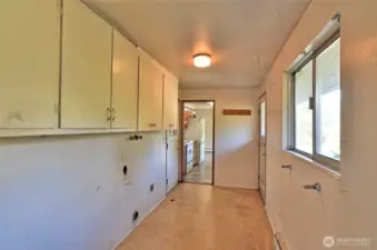 Large laundry room with lots of storage