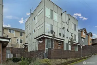 SE corner unit with rooftop deck