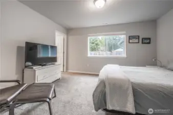 Primary Bedroom w/En-suite Primary Bathroom