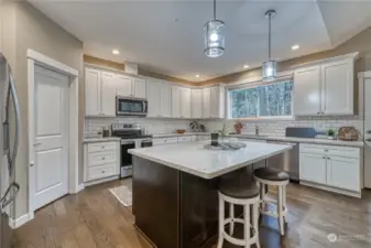 Wonderful kitchen with walk-in pantry, stainless appliances and quartz counters.