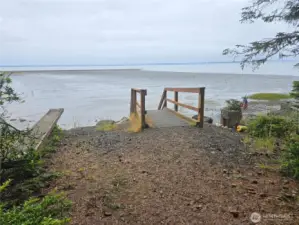 Beach access is also available via the staircase at Bill's spit, just a couple of parcels over.