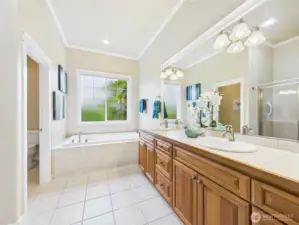 5-piece ensuite off primary bedroom