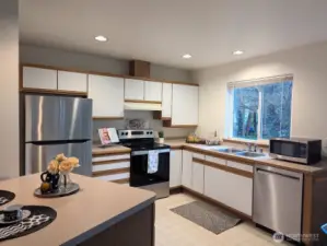 Open kitchen, new appliances.