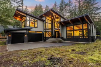 Stunning NW Contemporary Mountain Home.