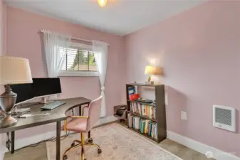 Extra room that could be used as a den\office