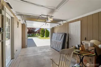 single car garage with access to laundry room