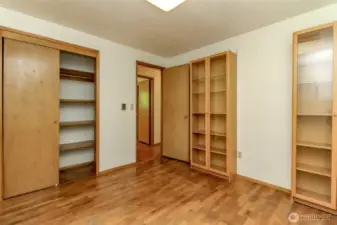 This bedroom has great shelves for storage.