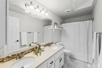 Full bathroom sits just between the two bedrooms.