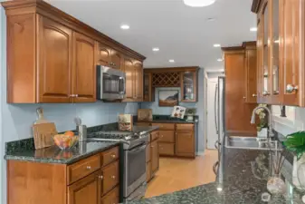 Gas stove w/ SS appliances