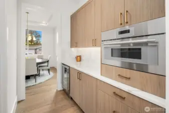 Butler's pantry & walk in pantry