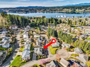 Peek a Boo views form great location close to Old Town and Bainbridge/Seattle Ferries
