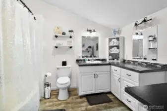 Apartment bathroom with tub/shower