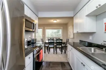 Dining space connected to the kitchen with open flow, ideal for hosting meals and gatherings.
