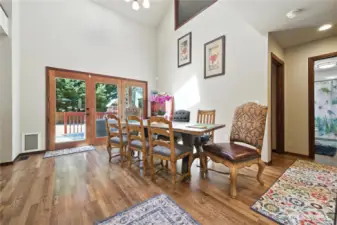 Formal Dining w/vaulted ceilings