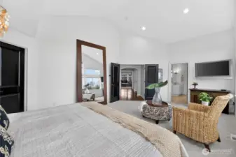 w/ Cascade Views - 2 Walk-in Closets