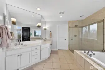 w/ Cascade Views - 2 Walk-in Closets