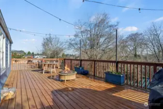 Large Deck great for Entertaining