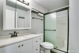 main bedroom bathroom