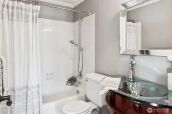 Upper floor hall bath with tub/shower combination.