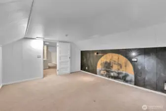 Another view of the bonus area upstairs.