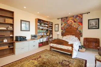 main level bedroom/offoce