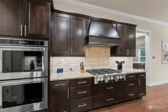 The perfect kitchen for entertaining, fully equipped with everything you need to host and impress!