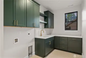 Mud/Laundry room