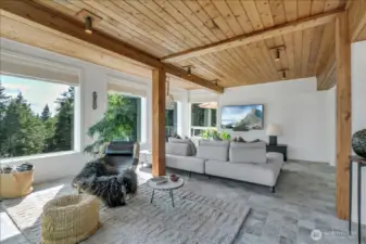 Clé travertine tile flooring.