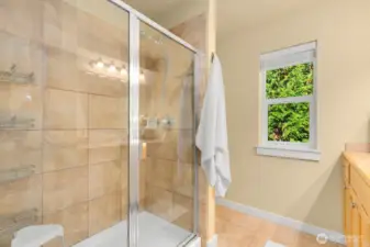 Primary w/ 2 walk-in closets, double vanities & soaking tub