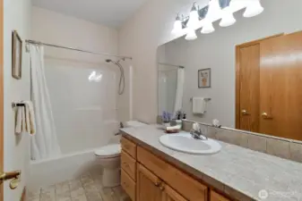 Full bathroom off hallway.