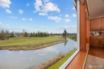 Enjoy expansive panoramic views, where sunrises are breathtaking and wildlife is abundante.