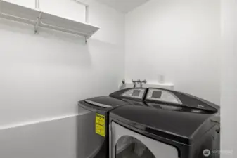 Laundry area with easy access, making everyday routines simple and efficient.