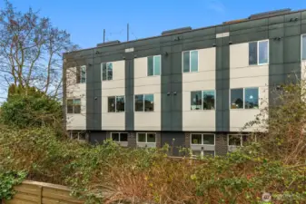 Rowhome design maximizes outlooks.