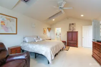 Main Bedroom with 2 ceiling fans!!