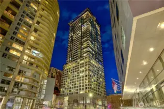 39 story steel and concrete condos above hyatt hotel seattle