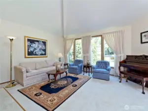 Living room with vaulted ceiling and good size of windows for natural lights.