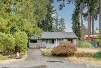 Small cul-de-sac of homes-detached garage on back of lot