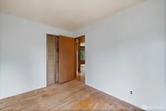2nd bedroom showing closet