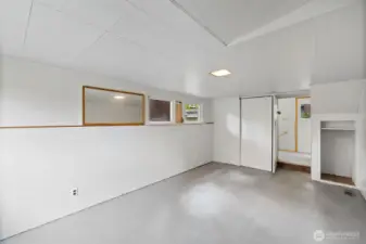 3rd bedroom with closet
