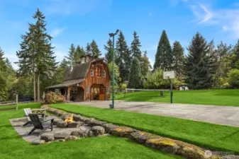 Stunning Cottage Style barn with loft, another space to relax in.